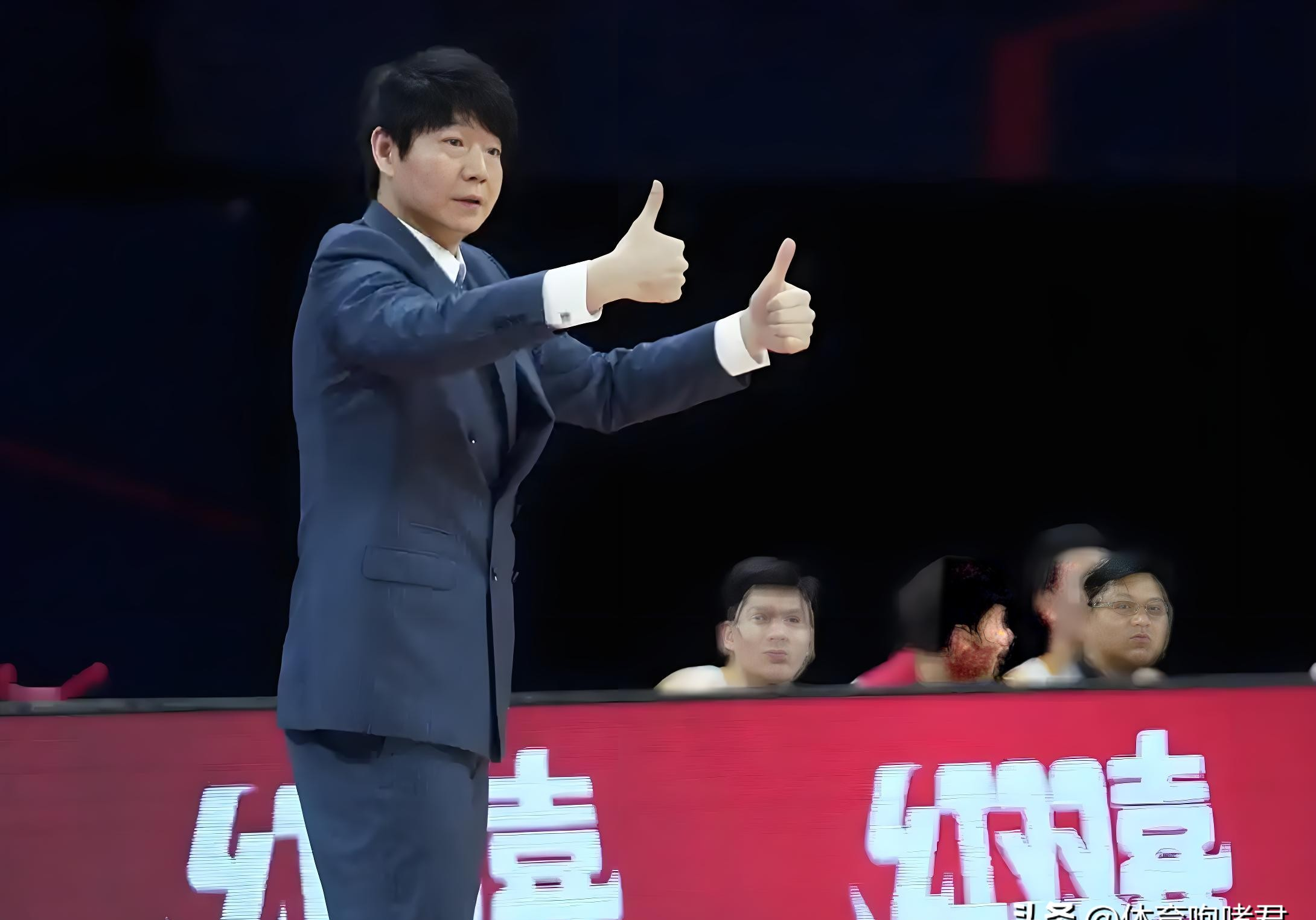 9体育-包含转折点！山东男篮主帅复盘；法联杯转会期攻防权衡；悬念犹存；医务组通报恢复的词条