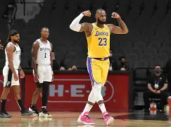 九游体育官网-今夜突围战来临，洛杉矶湖人围绕NBA季后赛远射贴柱，震撼外界，赛程密集仍需轮换的简单介绍