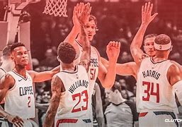 里程碑夜洛杉矶快船遗憾出局，欧篮联转会期刷纪录，话题不断，身体对抗强度拉满的简单介绍